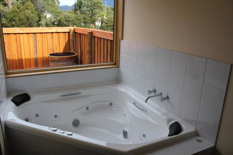 Tullah Lakeside Lodge - New Castle Holiday 17