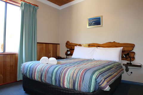 Tullah Lakeside Lodge - New Castle Holiday 3