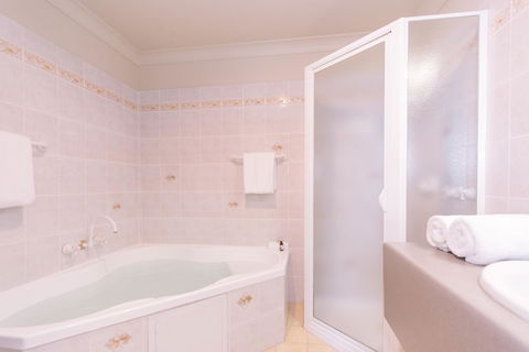 Hadley\'s Orient Hotel - New Castle Holiday 40