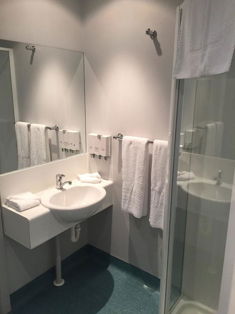Waterfront Lodge Motel - New Castle Holiday 44
