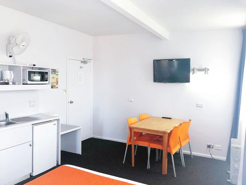 Waterfront Lodge Motel - New Castle Holiday 7