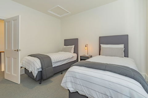 4 Bedroom House - Hobart CBD - Free Parking - Free WIFI - New Castle Holiday 13