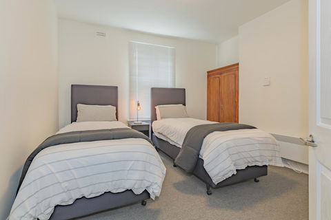 4 Bedroom House - Hobart CBD - Free Parking - Free WIFI - New Castle Holiday 3