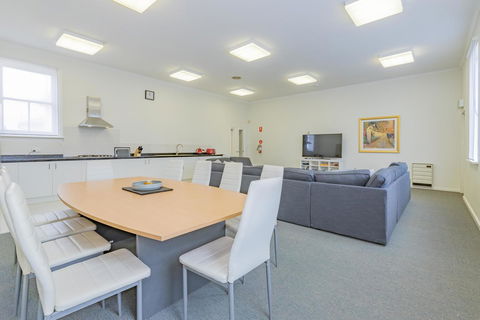 4 Bedroom House - Hobart CBD - Free Parking - Free WIFI - New Castle Holiday 0