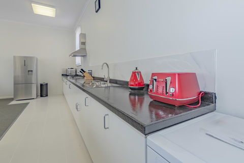 4 Bedroom House - Hobart CBD - Free Parking - Free WIFI - New Castle Holiday 2