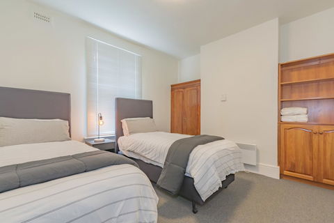 4 Bedroom House - Hobart CBD - Free Parking - Free WIFI - New Castle Holiday 1