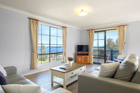 Omaroo Cottage Bruny Island - New Castle Holiday 1