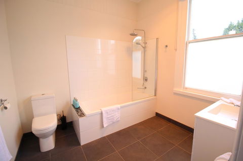 Trinity Hill Apartments - New Castle Holiday 19