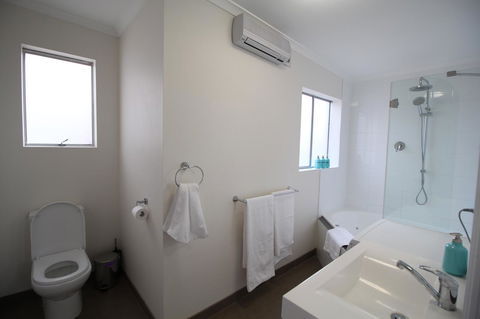Trinity Hill Apartments - New Castle Holiday 1