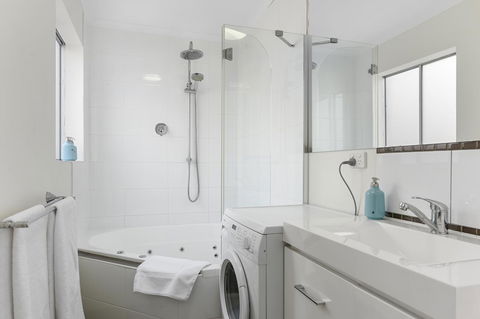 Trinity Hill Apartments - New Castle Holiday 2