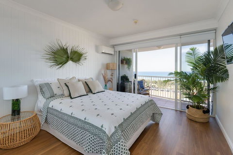 NEW Beautiful 2 Bed Ocean Views In Broadbeach - New Castle Holiday 0