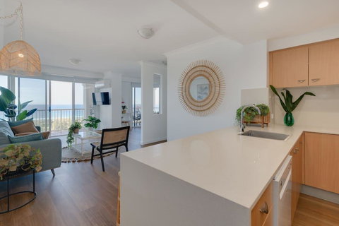 NEW Beautiful 2 Bed Ocean Views In Broadbeach - New Castle Holiday 2