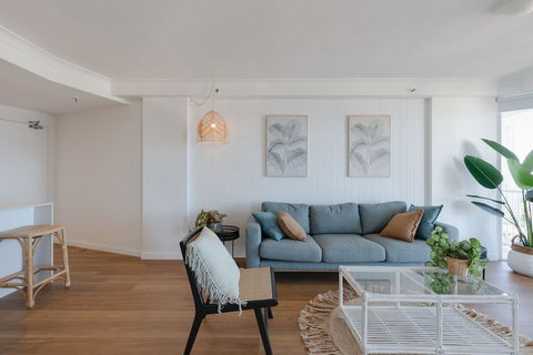 NEW Beautiful 2 Bed Ocean Views In Broadbeach - New Castle Holiday 1