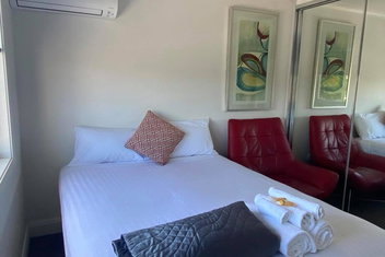 Newcastle Motel with New Castle Holiday