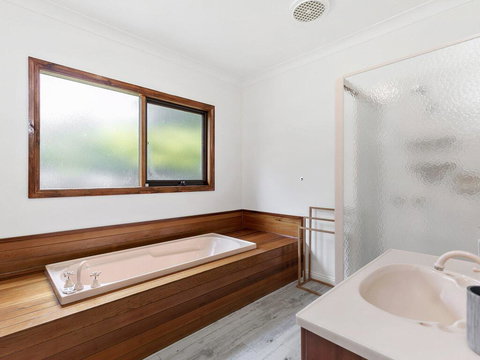 NICHE ON NOBLE - Ever Changing Vista - New Castle Holiday 1