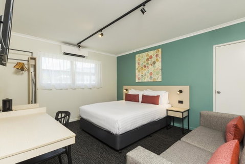 Nightcap At Balaclava Hotel - New Castle Holiday 0