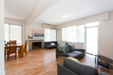 Nights On Broadway - Close To River, UWA & Hospitals - New Castle Holiday 0