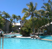 Noosaville Resort Living on Noosa River Gympie Terrace - New Castle Holiday