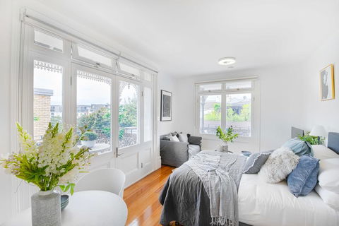 Not Your Usual Studio Apartment - New Castle Holiday 2