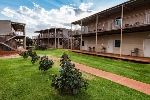 Oasis Newman - New Castle Holiday 0