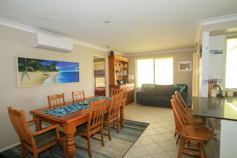 Ocean Break - At Berrara - New Castle Holiday 2