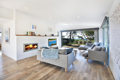 Oceanside @ Culburra - Pet Friendly Absolute Beachfront - New Castle Holiday 2
