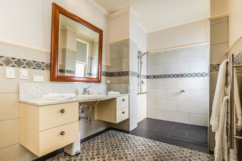 Old Bank Boutique Hotel - New Castle Holiday 1
