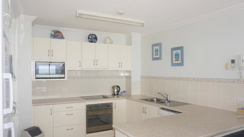 Pacific Surf Absolute Beachfront Apartments - New Castle Holiday 2