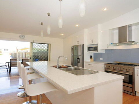 Pacific Views - Direct Access Onto Culburra Beach - New Castle Holiday 3