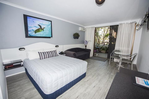 Palm Court Motor Inn - New Castle Holiday 1