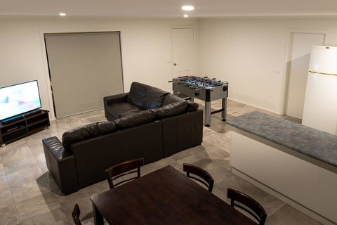 Paradise Escapes 002 - New Castle Holiday 2