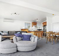 Penguin Cove - relax on the beach - New Castle Holiday