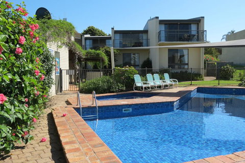 Penguin Mews - New Castle Holiday 0