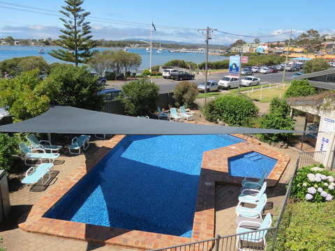 Penguin Mews - New Castle Holiday 3