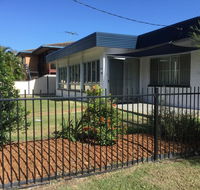 Pet Friendly home walking distance to Surf Beach - North St Woorim - New Castle Holiday