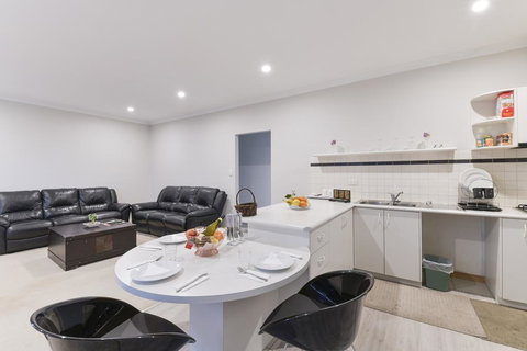 Platinum Motel - New Castle Holiday 3