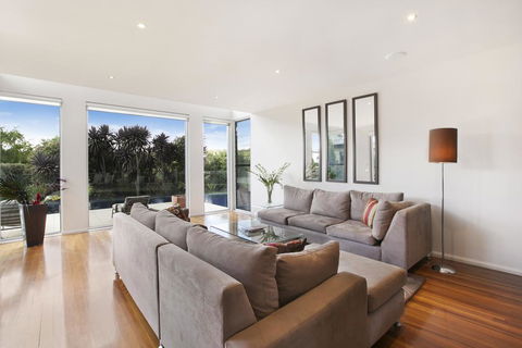 Play A Round - New Castle Holiday 1