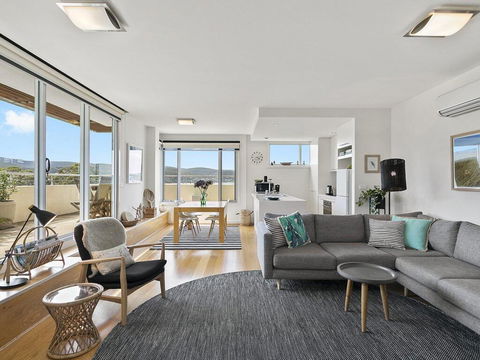 POINT GREY APARTMENT ONE - VIEWPOINT - New Castle Holiday 2