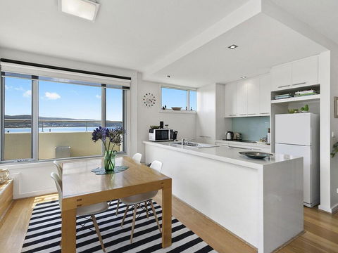 POINT GREY APARTMENT ONE - VIEWPOINT - New Castle Holiday 1