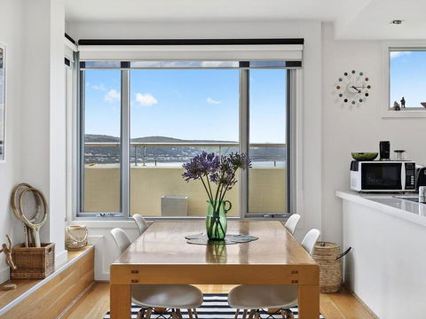POINT GREY APARTMENT ONE - VIEWPOINT - New Castle Holiday 3