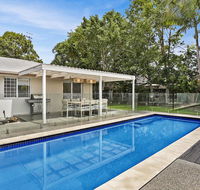 Poolside Noosa Oasis - Pet Friendly - New Castle Holiday