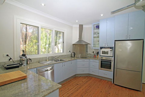 Pope's Beach House Getaway - New Castle Holiday 2