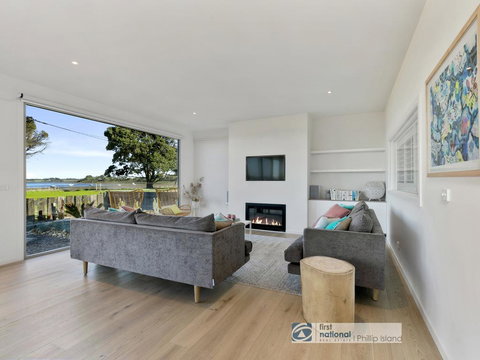 Pukeko Beach House, Rhyll - New Castle Holiday 3