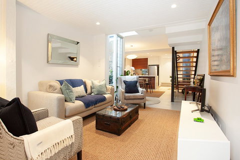 Quiet Family Home With Garden Courtyard Near Cafes - New Castle Holiday 0