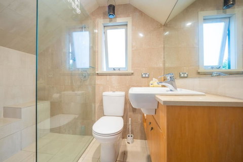 Quiet Private Studio In Strathfield With Kitchenette And Private Bathroom 3min To Station Sleeps 6 - New Castle Holiday 2