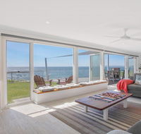 Rainbows End - soaring views north to Gerroa - New Castle Holiday