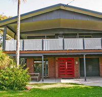 Red Door Beach House - Marcoola Beach - PET FRIENDLY FOXTEL WIFI 500 BOND Linen Supplied - New Castle Holiday