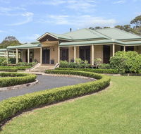 Reign Manor - large group accommodation - New Castle Holiday