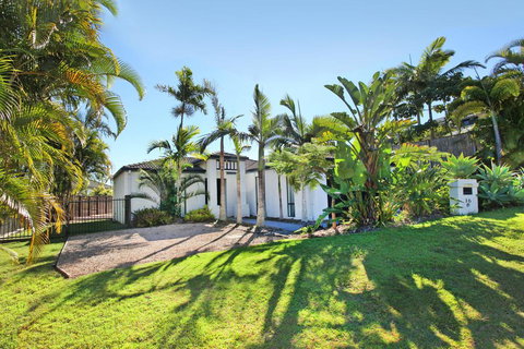 Relax At Coolum - New Castle Holiday 1