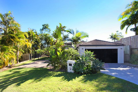 Relax At Coolum - New Castle Holiday 3